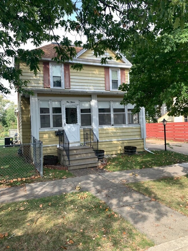 Building Photo - CEDAR FALLS 3BR house w garage, fenced yard, central air