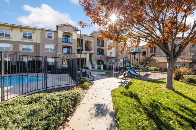 Primary Photo - Completely Remodeled Two Bedroom Condo in ...