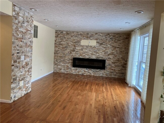 Building Photo - 120 Hummingbird Way