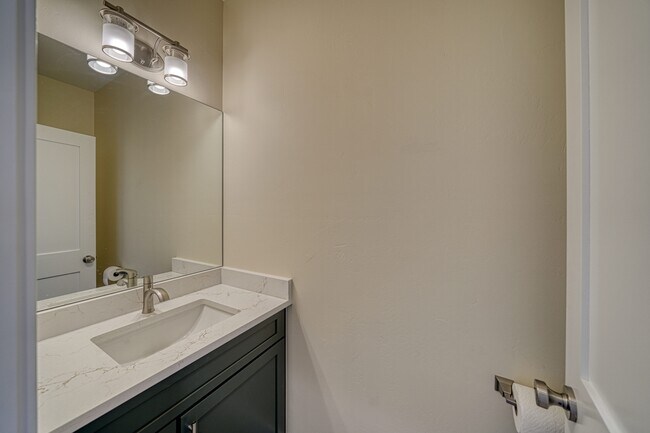 Building Photo - 320 McClary Pk