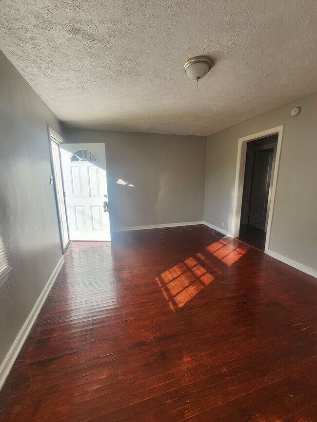 Building Photo - Newly Remolded Spacious Two Bedroom Single Family Near 38th and Sherman