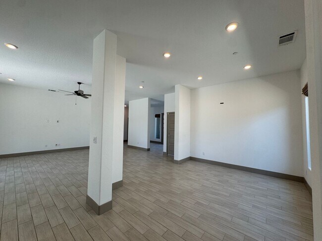 Building Photo - 2637 W Andrew Ln
