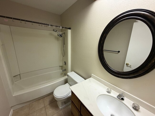 Building Photo - Well Maintained Duplex