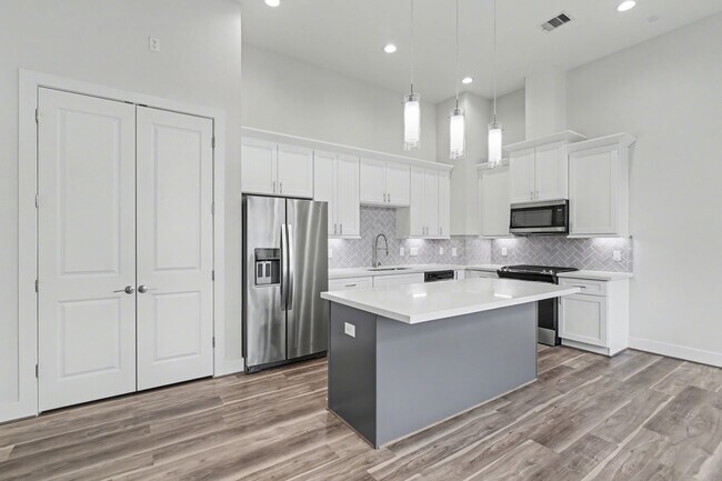 Building Photo - 2502 W Tidwell Rd