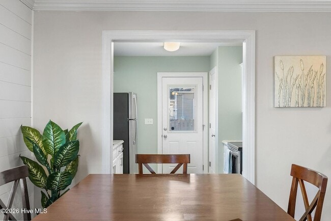 Building Photo - 720 Queen St