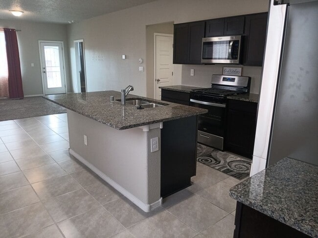 Building Photo - 3 Bedroom, 2 Bathroom Home! Schedule a Sho...