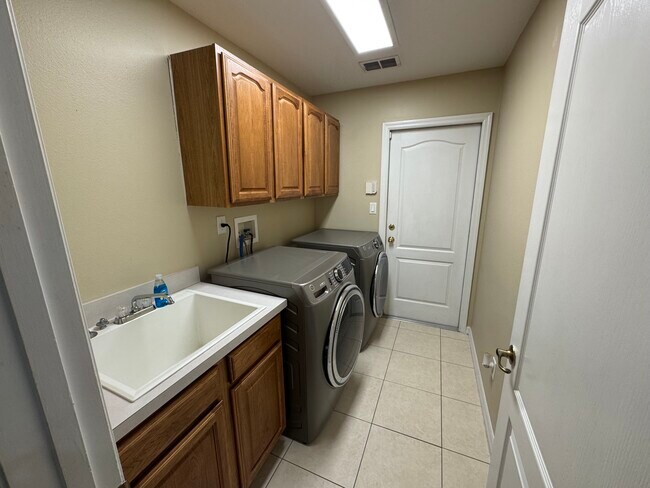 Building Photo - 3130 Westgate Dr