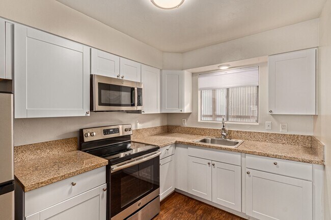 Building Photo - 1 Bed | 1 Bath -  Courtyard Style Unit
