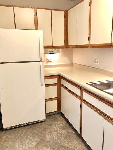 Kitchen - 1122 N Clark St