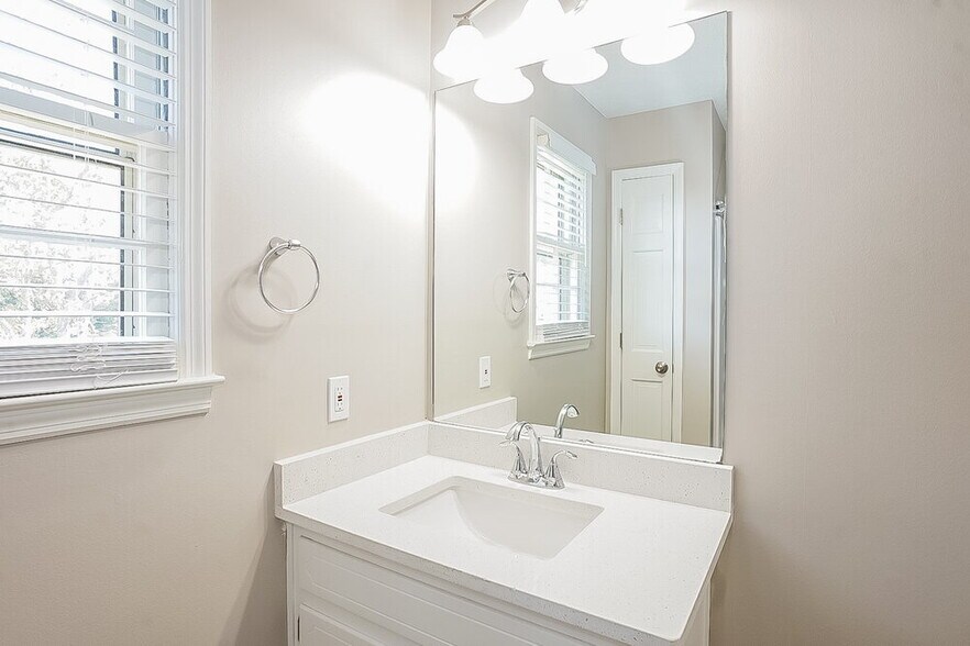 Building Photo - 529 Valleyview Dr
