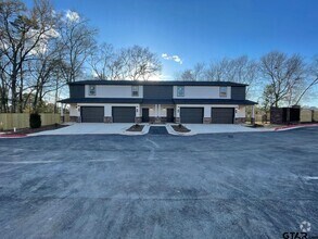 Building Photo - 1927 Lindbergh Dr