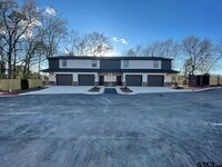 Building Photo - 1927 Lindbergh Dr