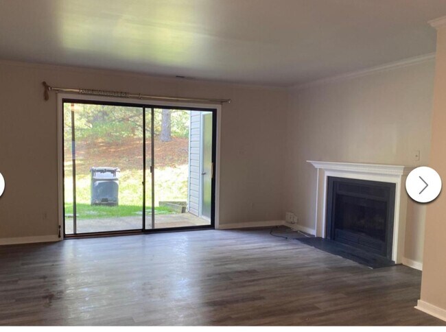 Building Photo - Super Cute END UNIT townhome located close...