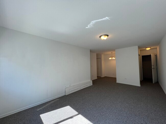 Building Photo - 736 W Buena Ave