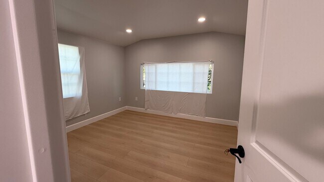 Building Photo - EPIC REA: Charming 2 Bed/ 1 Bath Home in O...