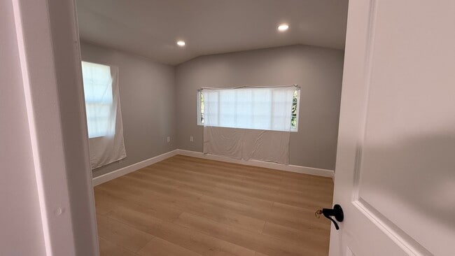 Building Photo - EPIC REA: Charming 2 Bed/ 1 Bath Home in Oakland’s Foothill Neighboorhood