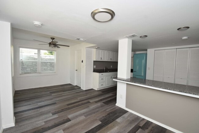 Building Photo - 403 N Oleander Ave