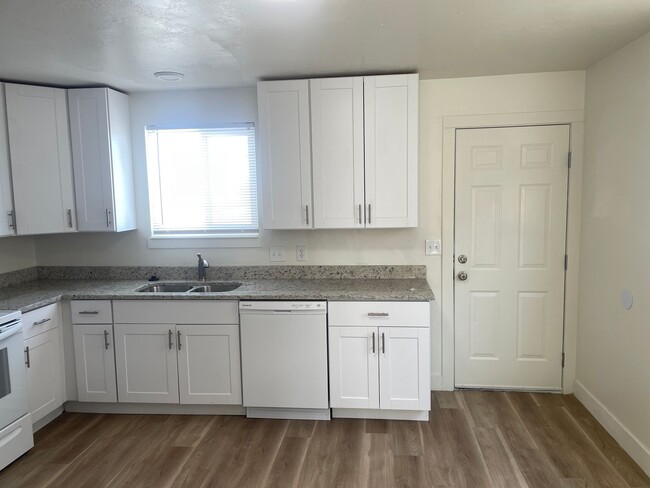 Building Photo - 3 Bedroom, 1 Bath Twin Home In West Jordan