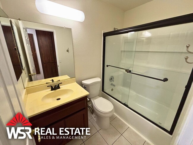 Building Photo - Spacious 5 Bedroom Home Near Victoria Ave with Easy Freeway Access