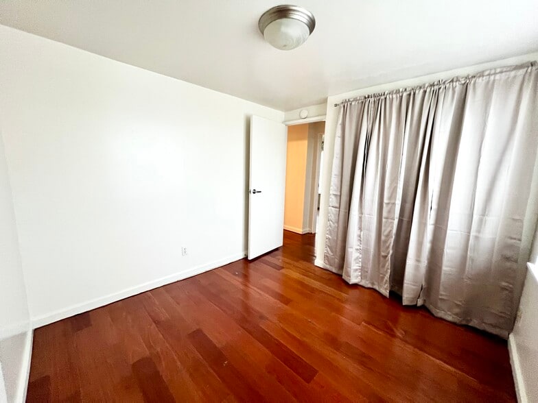 Building Photo - 451 27th St