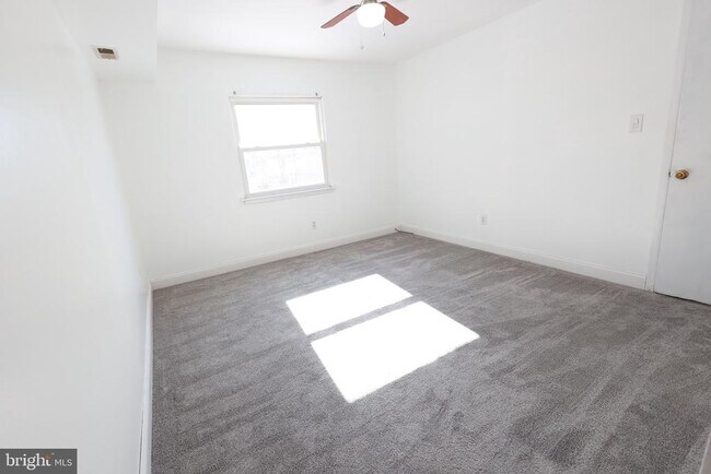 Building Photo - 8 Fanelli Ln