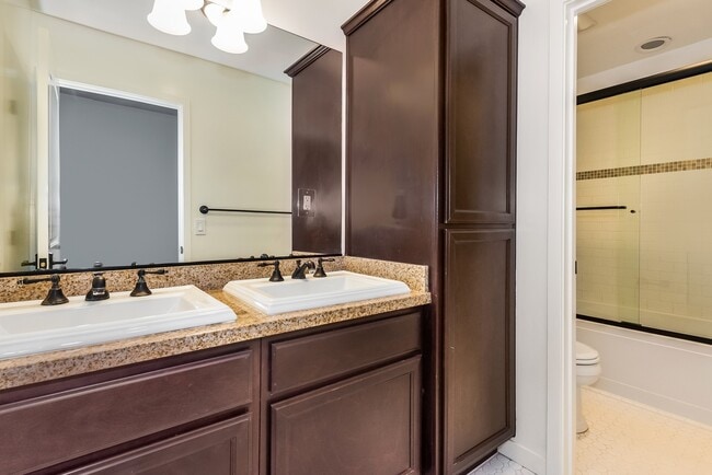 Building Photo - Spacious 3/2.5 Condo w/ Detached 1 Car Garage