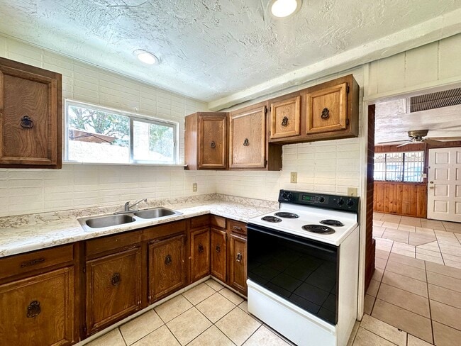 Building Photo - RogerRd237-243