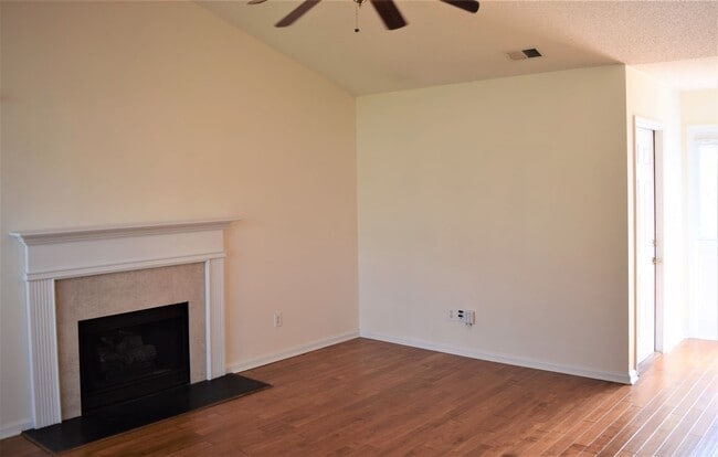 Building Photo - Cute Ranch Style Home - Fenced Yard