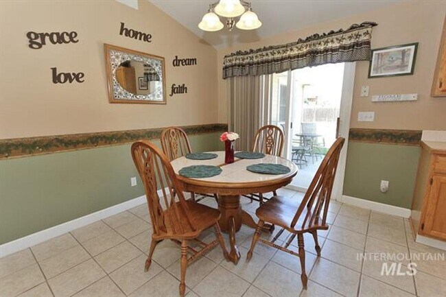 Building Photo - 3 Bedroom 2 Bath Home on 1/4 Acre Available 1/6/2026