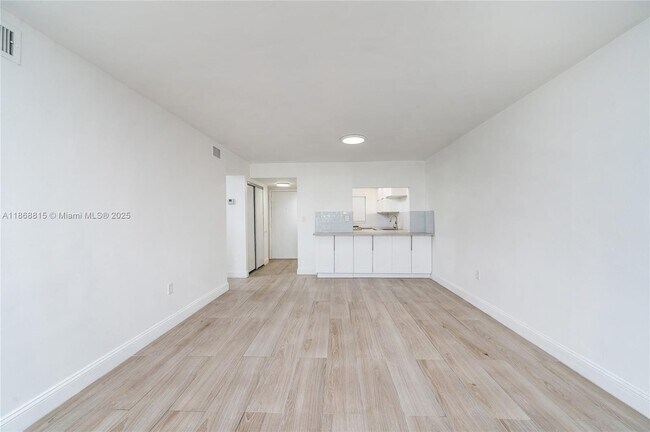 Building Photo - 8875b Fontainebleau Blvd