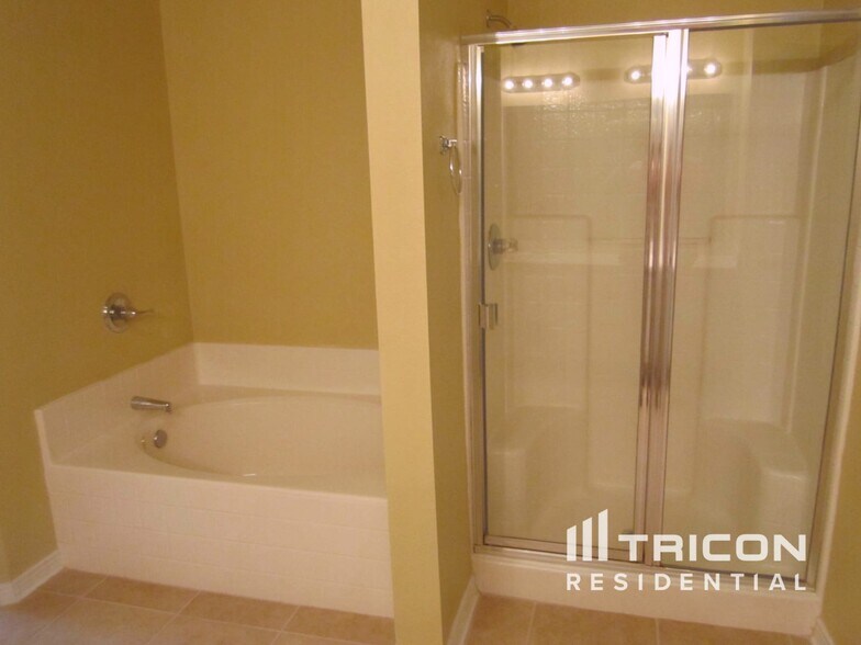 Building Photo - 1267 Summit Oaks Dr E