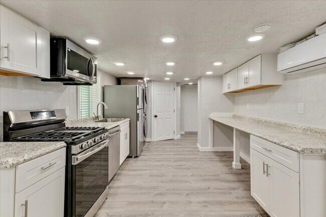 Building Photo - 672 S 200 W