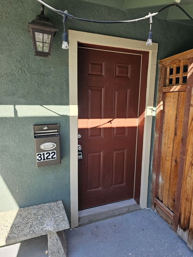 Building Photo - Spacious ADU -  nearly new appliances, flo...