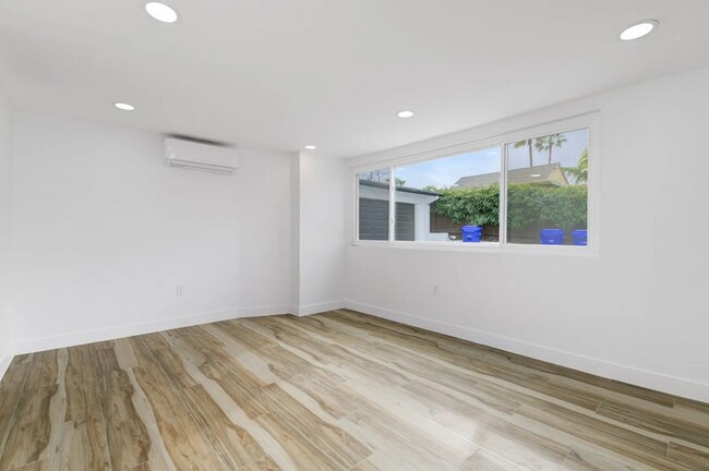 Building Photo - This unit offers a cozy and private 1-bedr...