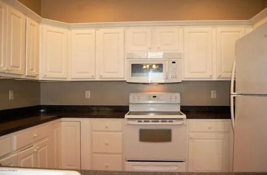 Building Photo - 8 Lagaree Ct