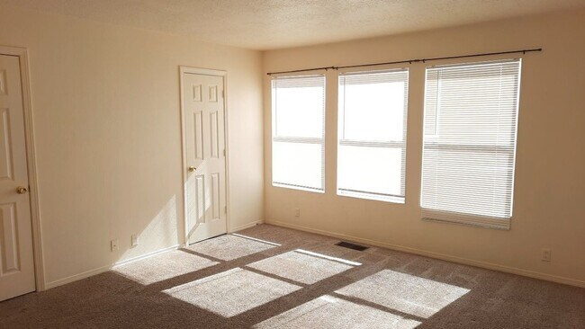 Building Photo - 4 Bedroom, 2.5 Bathroom! Lovely Home Comin...