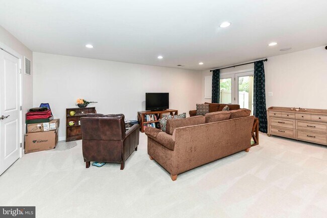 Building Photo - 7240 Magpie Ln