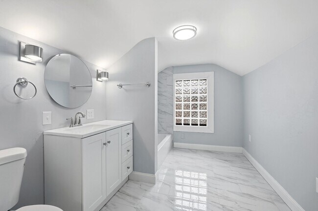 Building Photo - Three Bedroom Home in Hamilton!