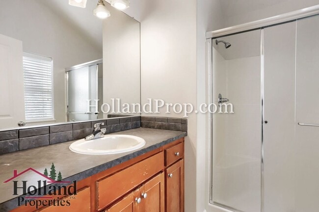 Building Photo - Charming 2-Bedroom Beaverton Townhome with Attached Garage!