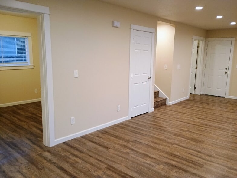 Building Photo - 642 Weed Ave