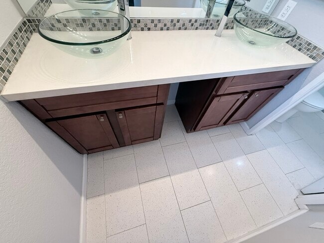 Building Photo - 533 Bustos Pl