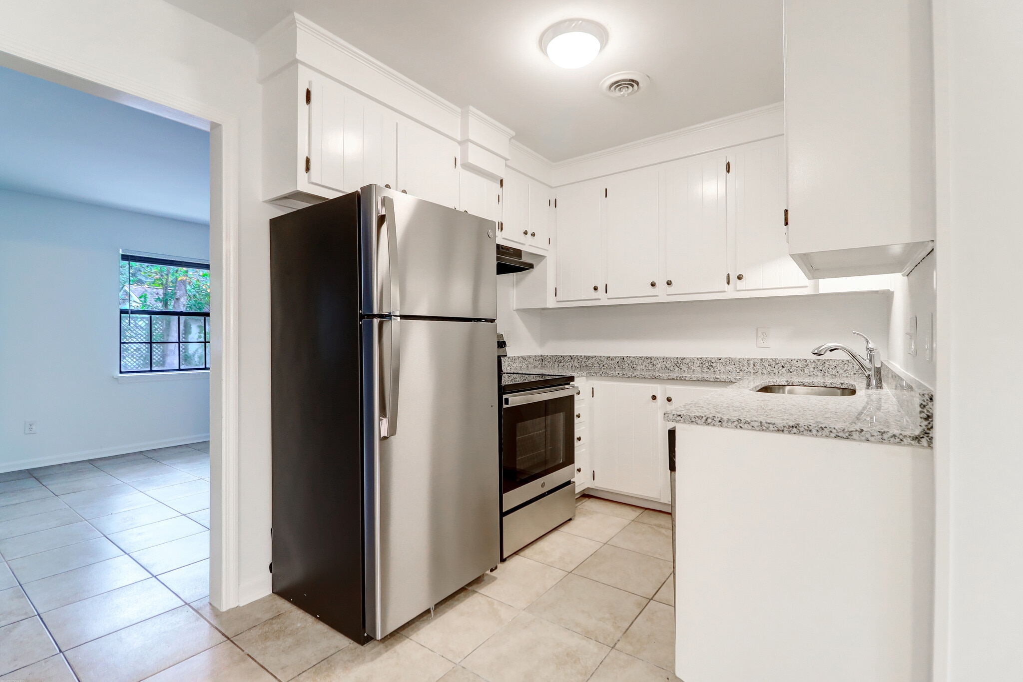 Building Photo - 1618 Poinsettia Rd