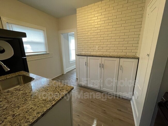 Building Photo - 1111 James Ave S