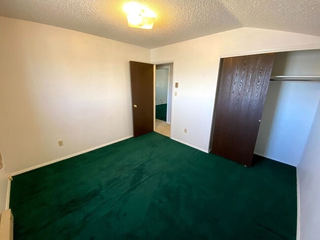 Building Photo - 3 Bedroom, 1.5 Bathroom Townhouse Next to High School and Middle School