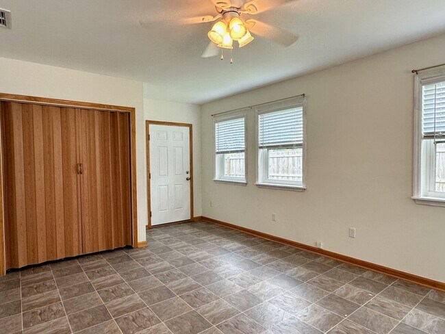 Building Photo - Beautiful Sunsets! Close to Historic District, Shopping & Beaches!