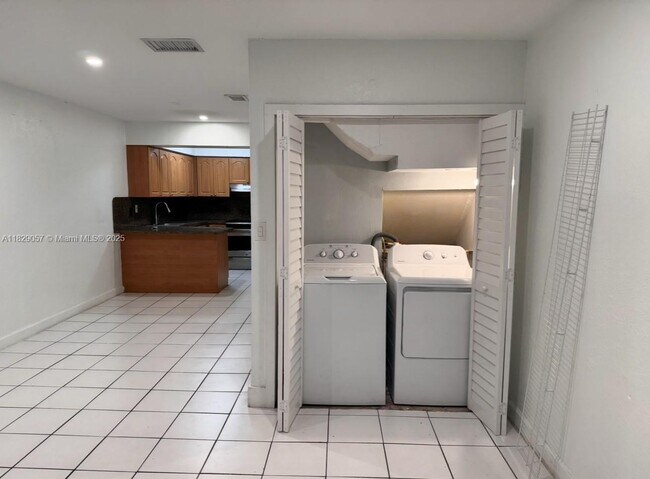 Building Photo - 1750 W 56th St
