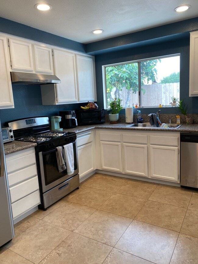 Building Photo - Manzanita Single Story Home 3bd 2ba 2 car garage