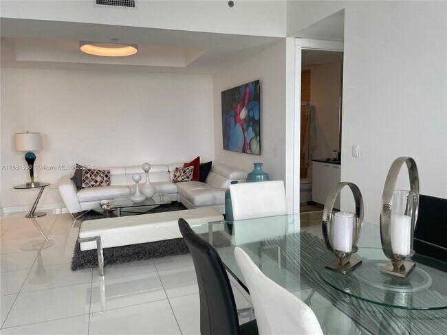 Building Photo - 15811 Collins Ave
