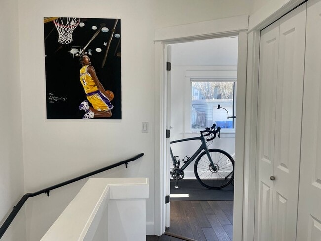 Building Photo - Welcome Home 2b/1ba Sun Drenched Townhome - West Seattle Fauntleroy Neighborhood