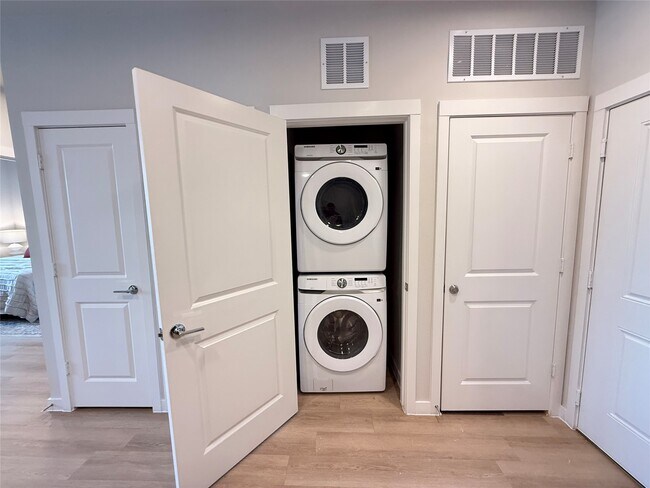 Building Photo - 1610 Campbell Rd